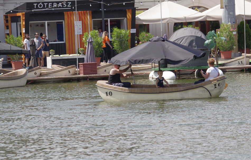 Balatoni hangulat Budapesten egy tóparti étteremben